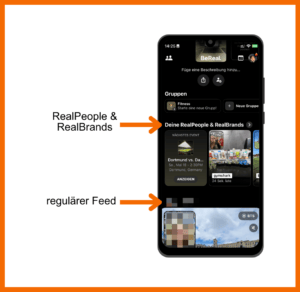 BeReal zeigt Beiträge von Marken und Prominenten nicht im regulären Feed. Stattdessen gibt es oben im Feed ein separates Tab "Deine RealPeople & Realbrands", welches man erst auswählen muss, um zu den entsprechenden Beiträgen zu gelangen.